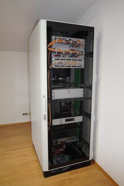 Serverschrank-2-rotated